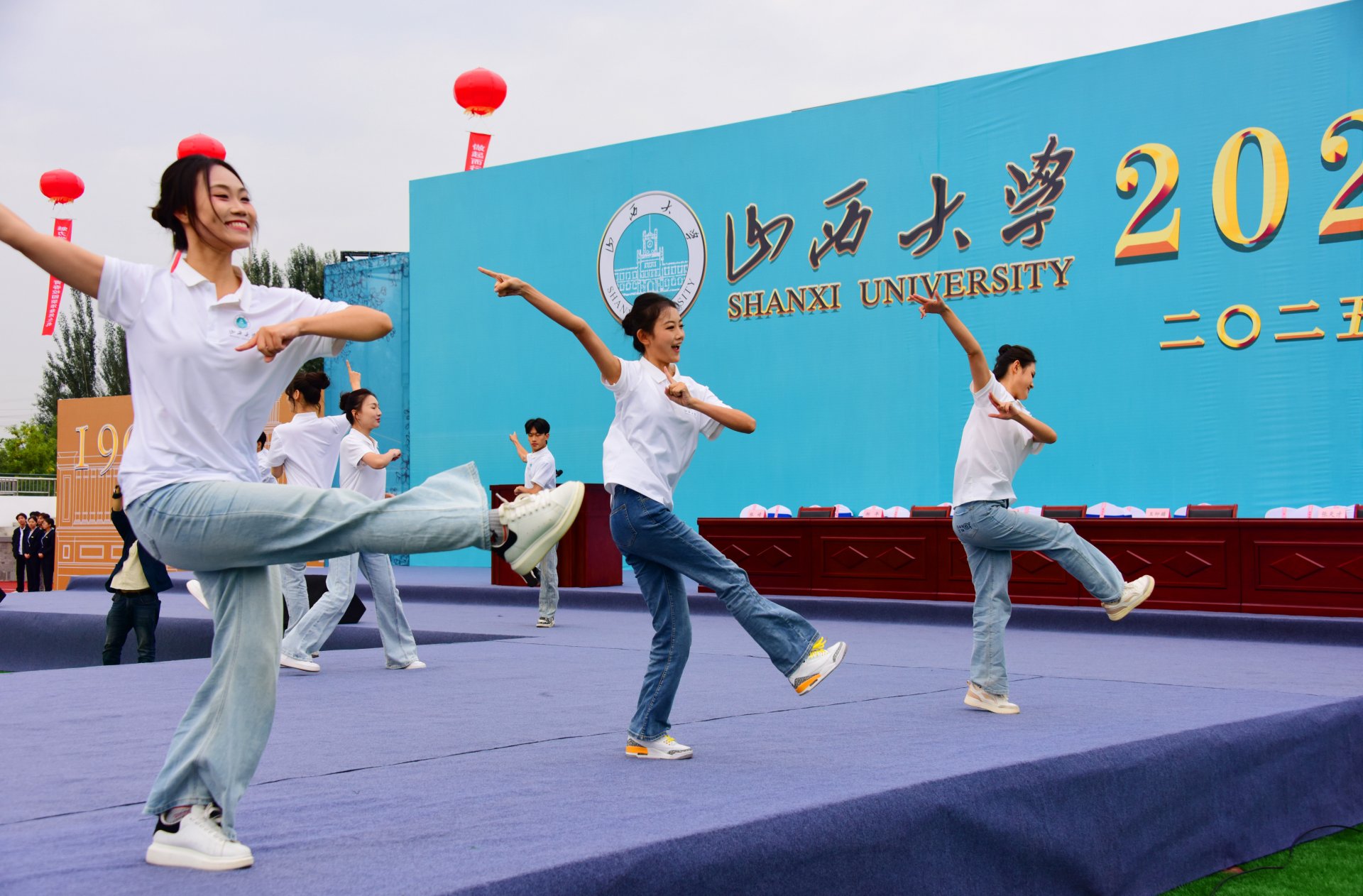 大同校区首届新生开学典礼在云中体育场