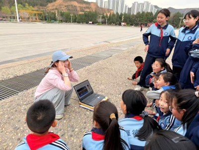延伸阅读清晨操场上